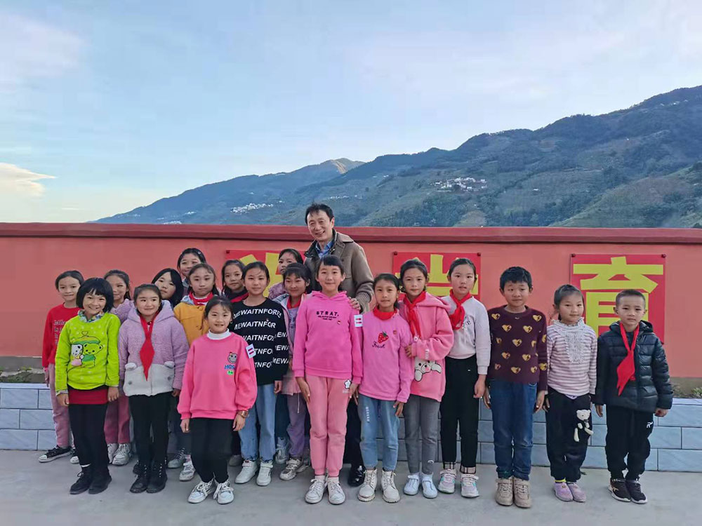 助力教育扶貧產業扶貧，點亮夢想——創始人康總云南愛心支教